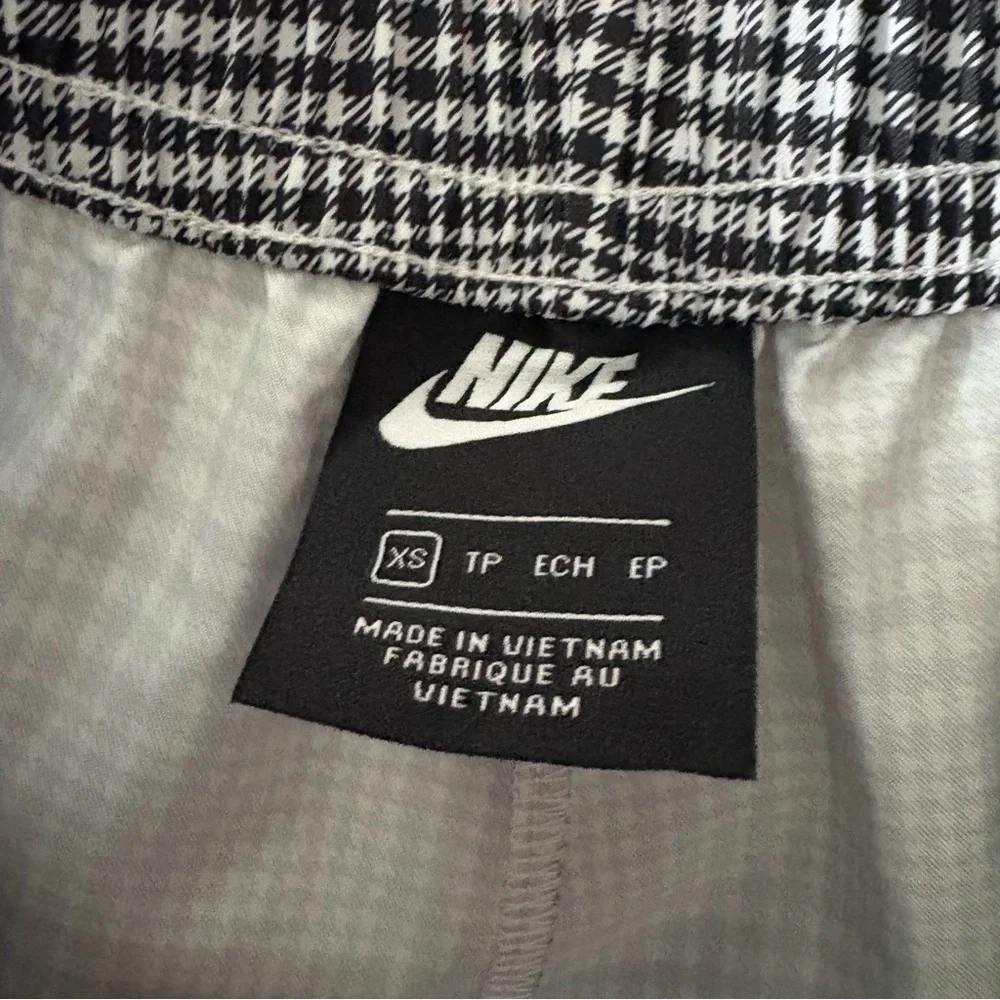 NIKE sz XS Houndstooth Black White Gray Tearaway Pants CK0543